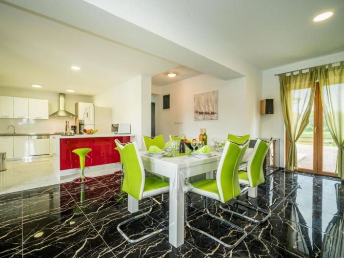 Image No.11-6 Bed Property for sale