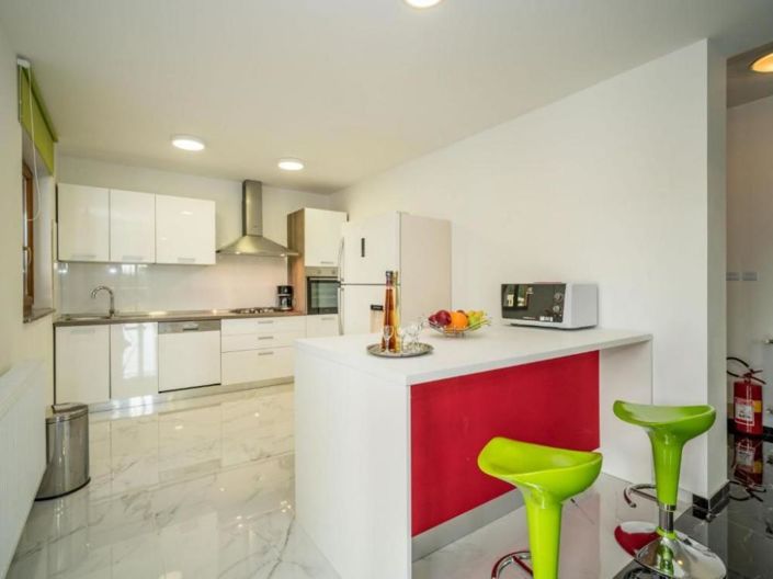 Image No.12-6 Bed Property for sale