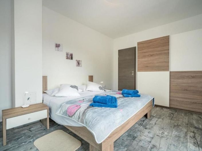 Image No.15-6 Bed Property for sale