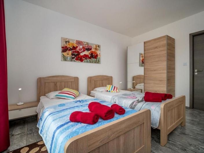 Image No.19-6 Bed Property for sale