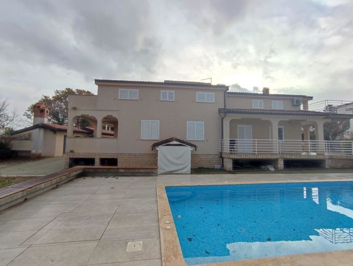 Image No.1-6 Bed Property for sale