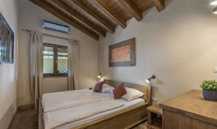 Image No.17-28 Bed Property for sale