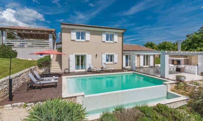 Image No.7-28 Bed Property for sale