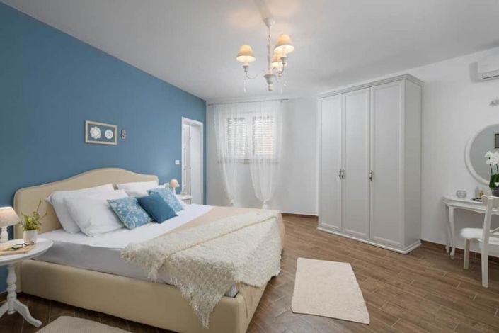 Image No.12-3 Bed Property for sale