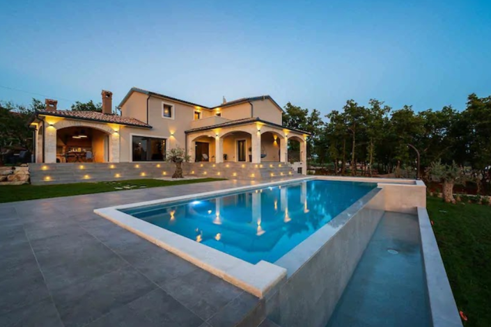 Image No.1-4 Bed Property for sale
