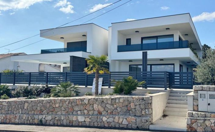 Image No.1-4 Bed Property for sale