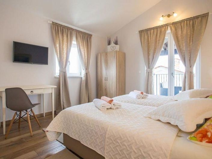 Image No.10-4 Bed Property for sale