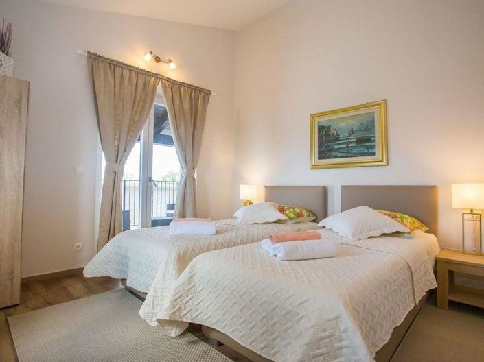 Image No.12-4 Bed Property for sale