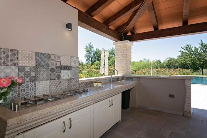 Image No.10-6 Bed Property for sale