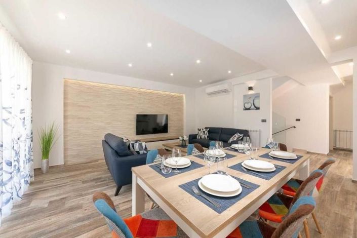 Image No.14-6 Bed Property for sale