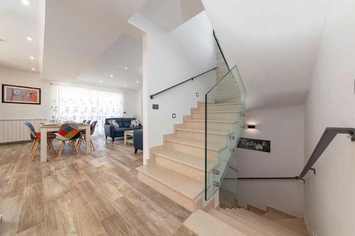 Image No.15-6 Bed Property for sale