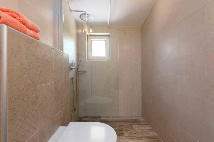 Image No.22-6 Bed Property for sale