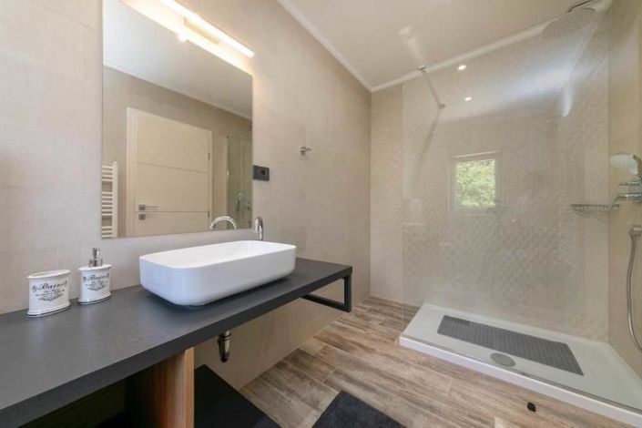 Image No.23-6 Bed Property for sale