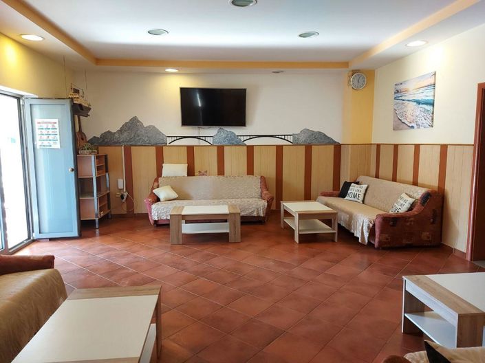 Image No.9-18 Bed Property for sale