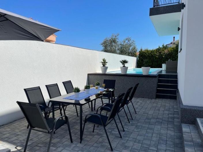 Image No.16-5 Bed Property for sale