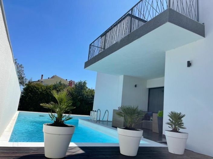 Image No.17-5 Bed Property for sale