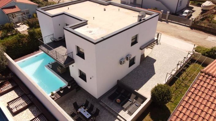 Image No.2-5 Bed Property for sale