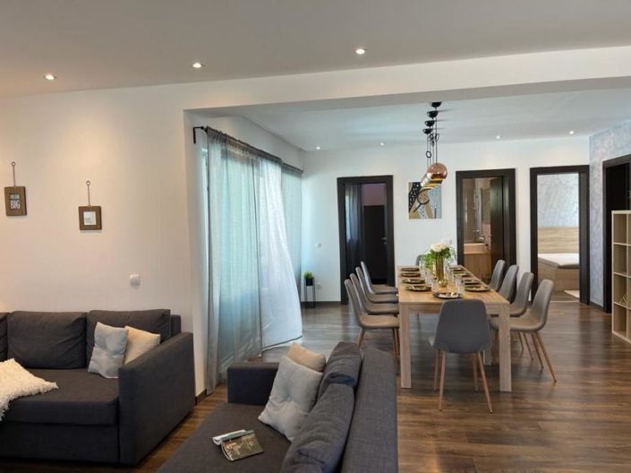 Image No.9-5 Bed Property for sale