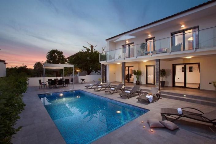 Image No.1-4 Bed Property for sale
