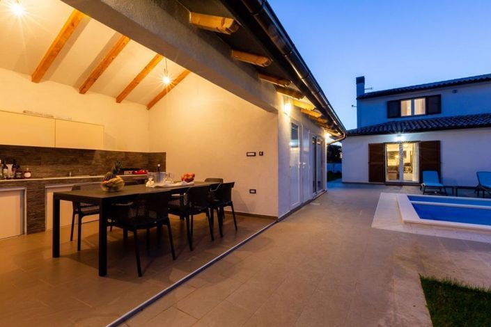 Image No.10-3 Bed Property for sale