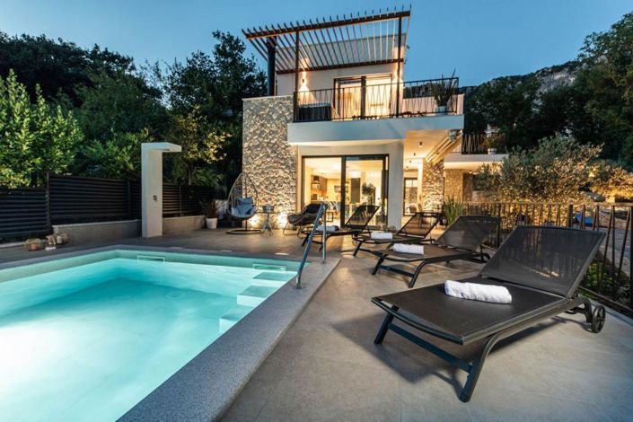 Image No.1-4 Bed Property for sale