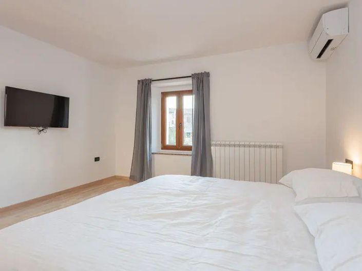 Image No.17-4 Bed Property for sale