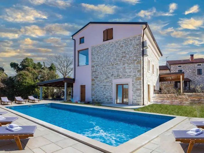 Image No.2-4 Bed Property for sale