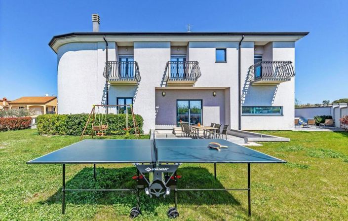 Image No.12-4 Bed Property for sale