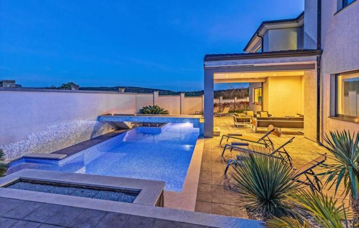 Image No.4-4 Bed Property for sale