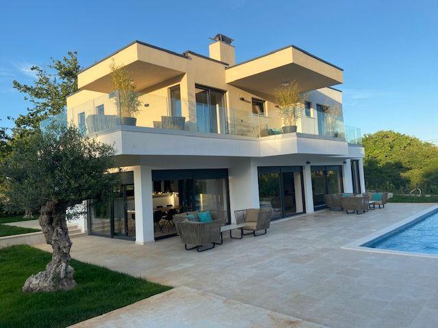 Image No.2-4 Bed Property for sale