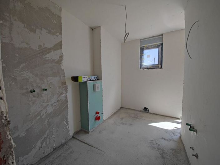 Image No.8-6 Bed Property for sale