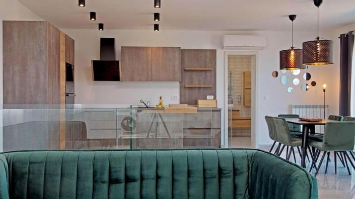 Image No.16-10 Bed Property for sale