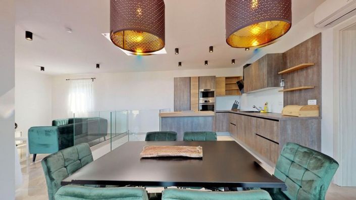 Image No.19-10 Bed Property for sale