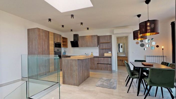 Image No.21-10 Bed Property for sale