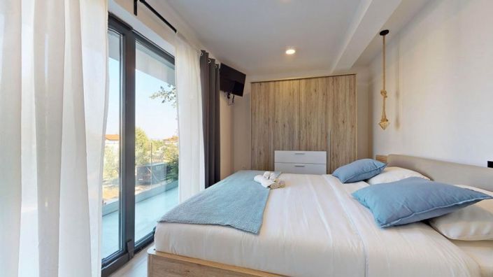 Image No.24-10 Bed Property for sale