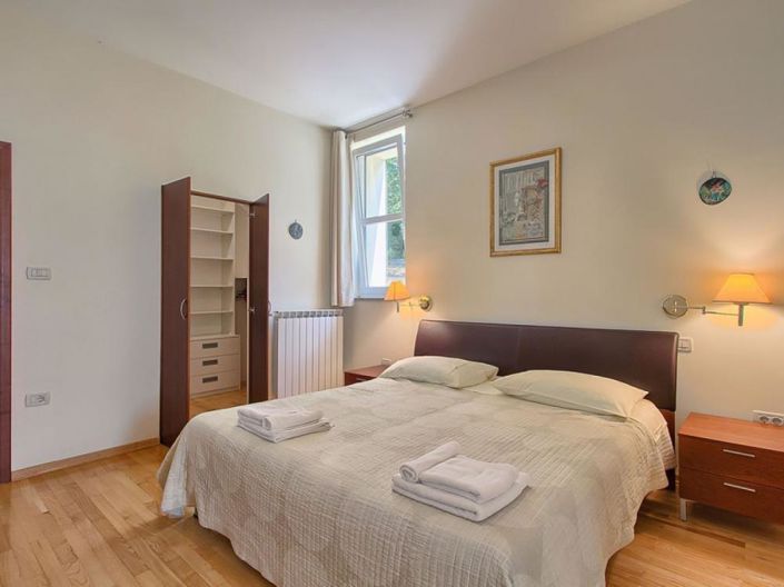 Image No.17-4 Bed Property for sale