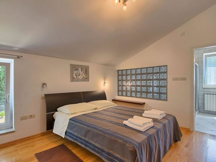 Image No.19-4 Bed Property for sale