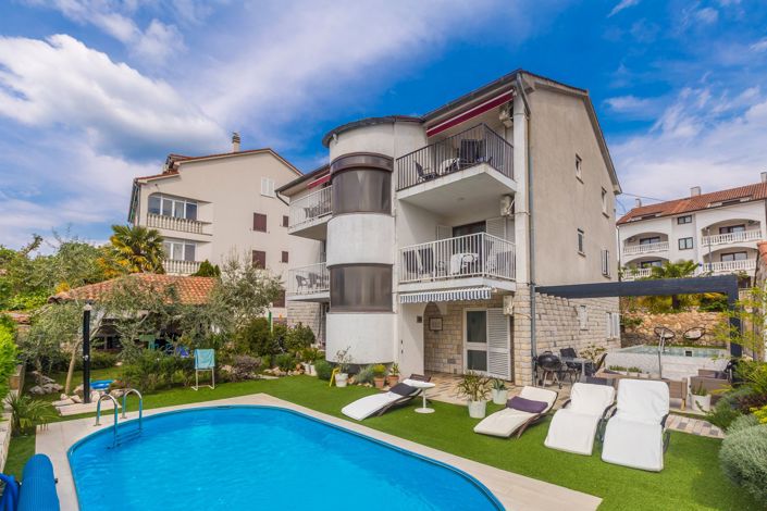 Image No.3-12 Bed Property for sale