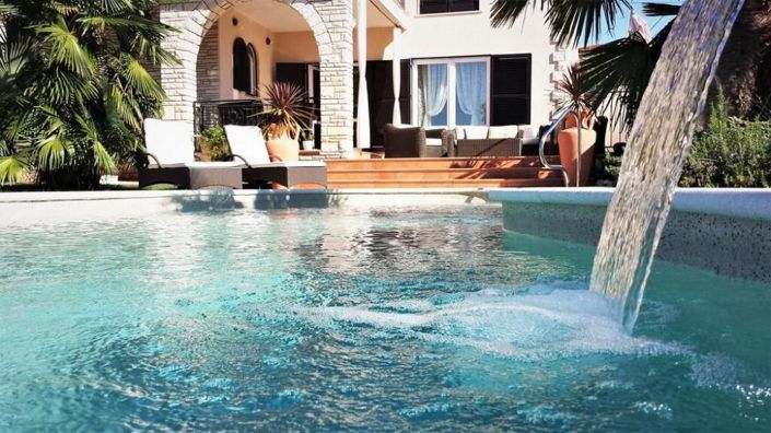 Image No.20-8 Bed Property for sale