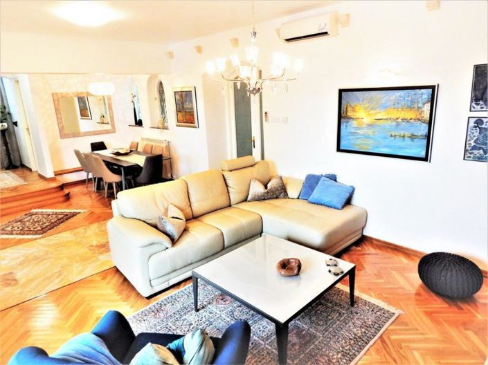 Image No.25-8 Bed Property for sale