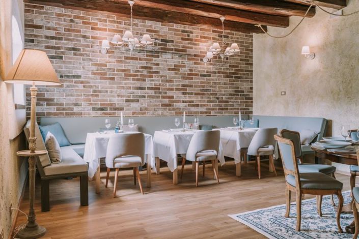 Image No.17-12 Bed Property for sale