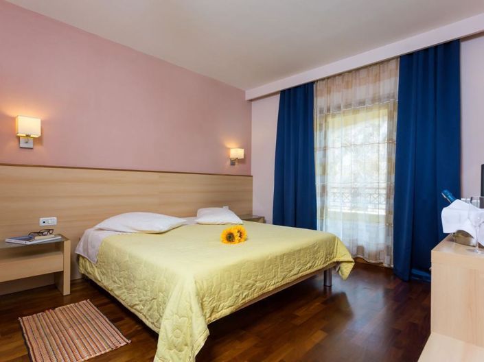 Image No.25-12 Bed Property for sale