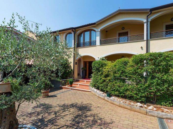 Image No.3-12 Bed Property for sale