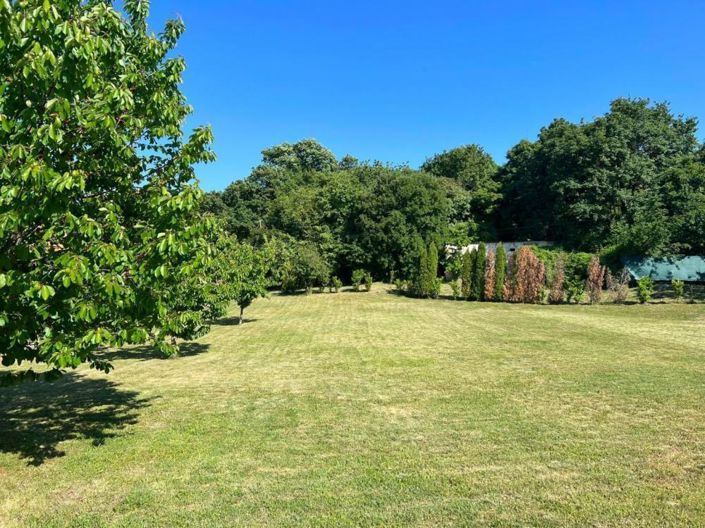 Image No.17-6 Bed Property for sale