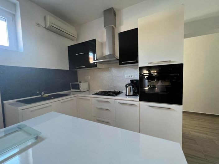 Image No.23-6 Bed Property for sale