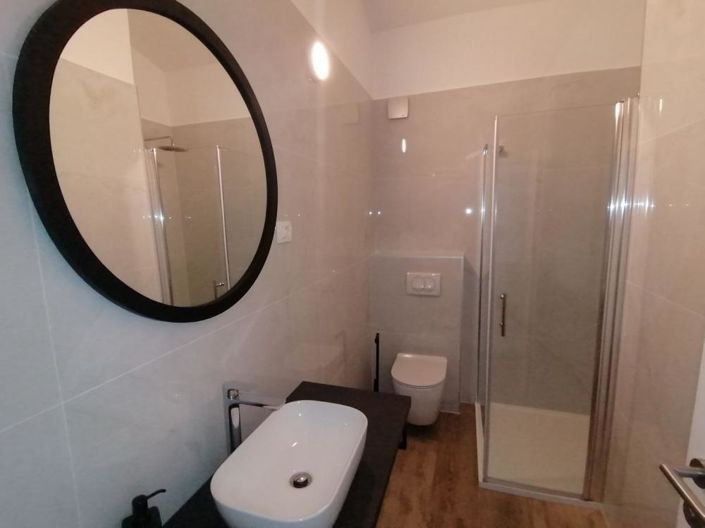 Image No.20-8 Bed Property for sale