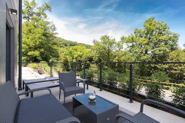 Image No.19-9 Bed Property for sale