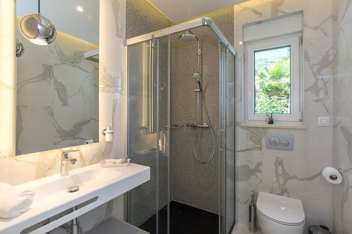 Image No.22-9 Bed Property for sale