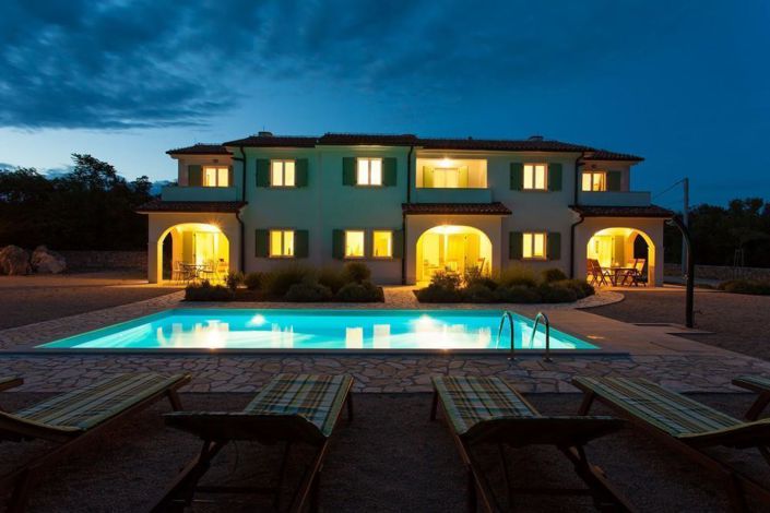 Image No.10-6 Bed Property for sale