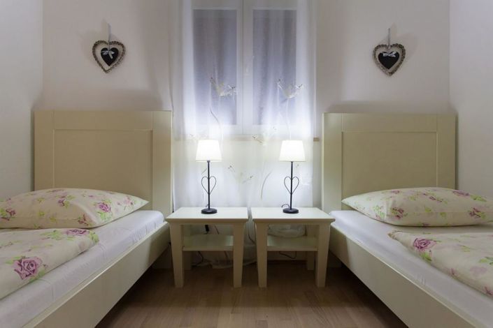 Image No.14-6 Bed Property for sale